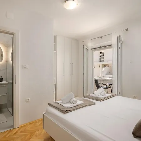 Paladin - Apartments & Private Parking Makarska