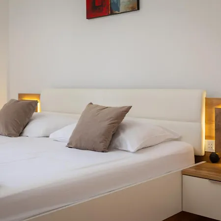 Apartment Paladin - Apartments & Private Parking