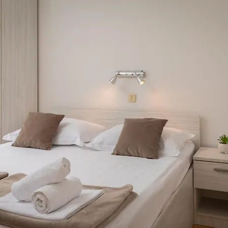 Paladin - Apartments & Private Parking Apartment