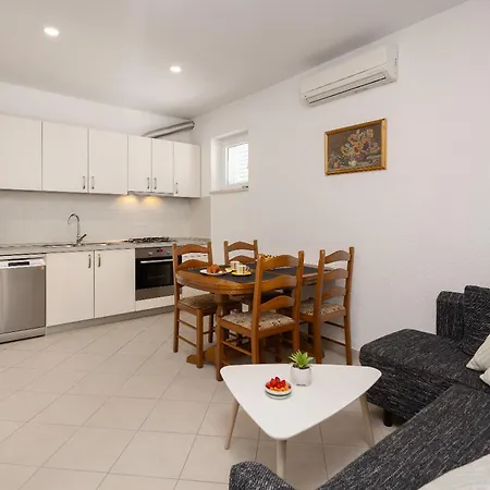 Apartment Paladin - Apartments & Private Parking Makarska
