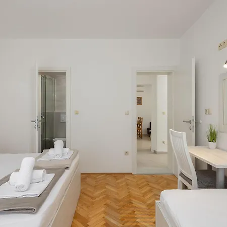 Paladin - Apartments & Private Parking *