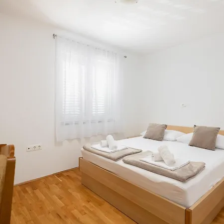 Paladin - Apartments & Private Parking Apartment