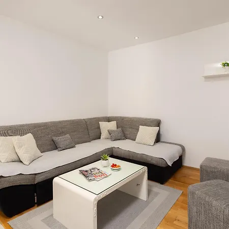 Paladin - Apartments & Private Parking *